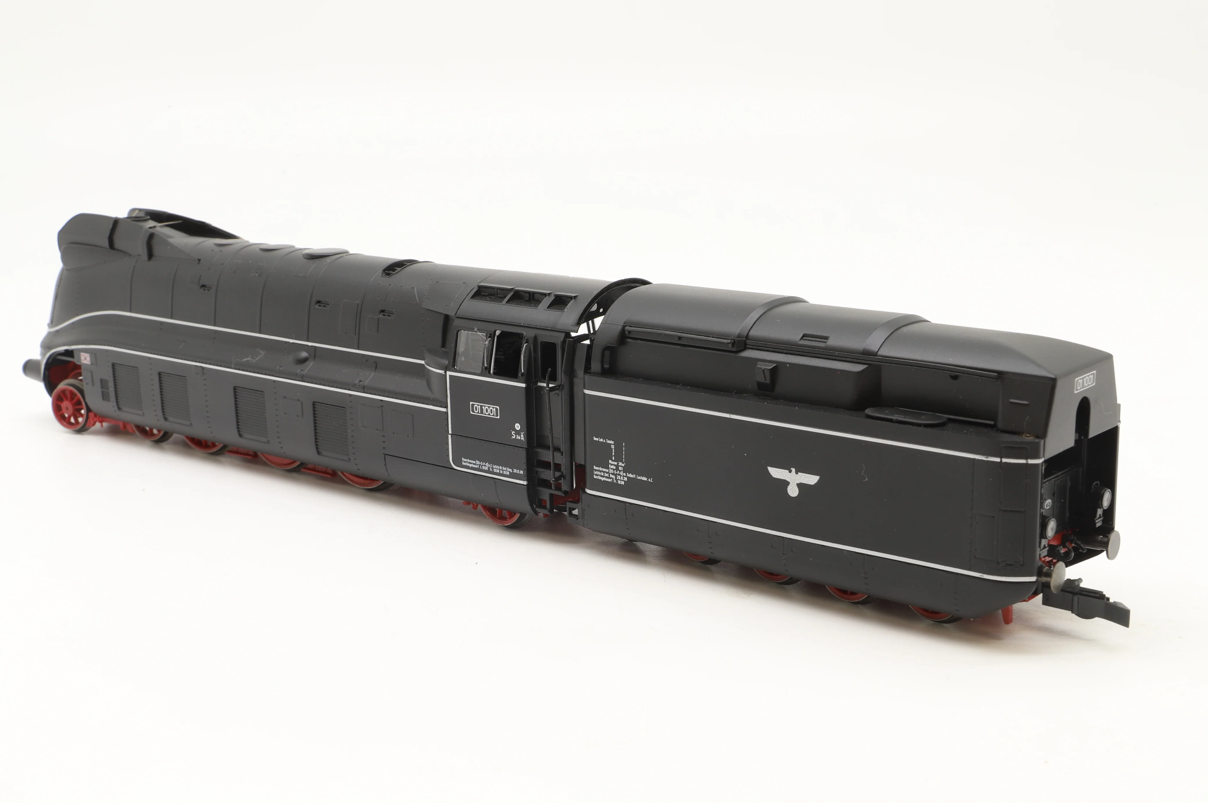 Roco HO 63205 Streamlined BR01 1001 4-6-2 in DRG Black/Red - Image 4