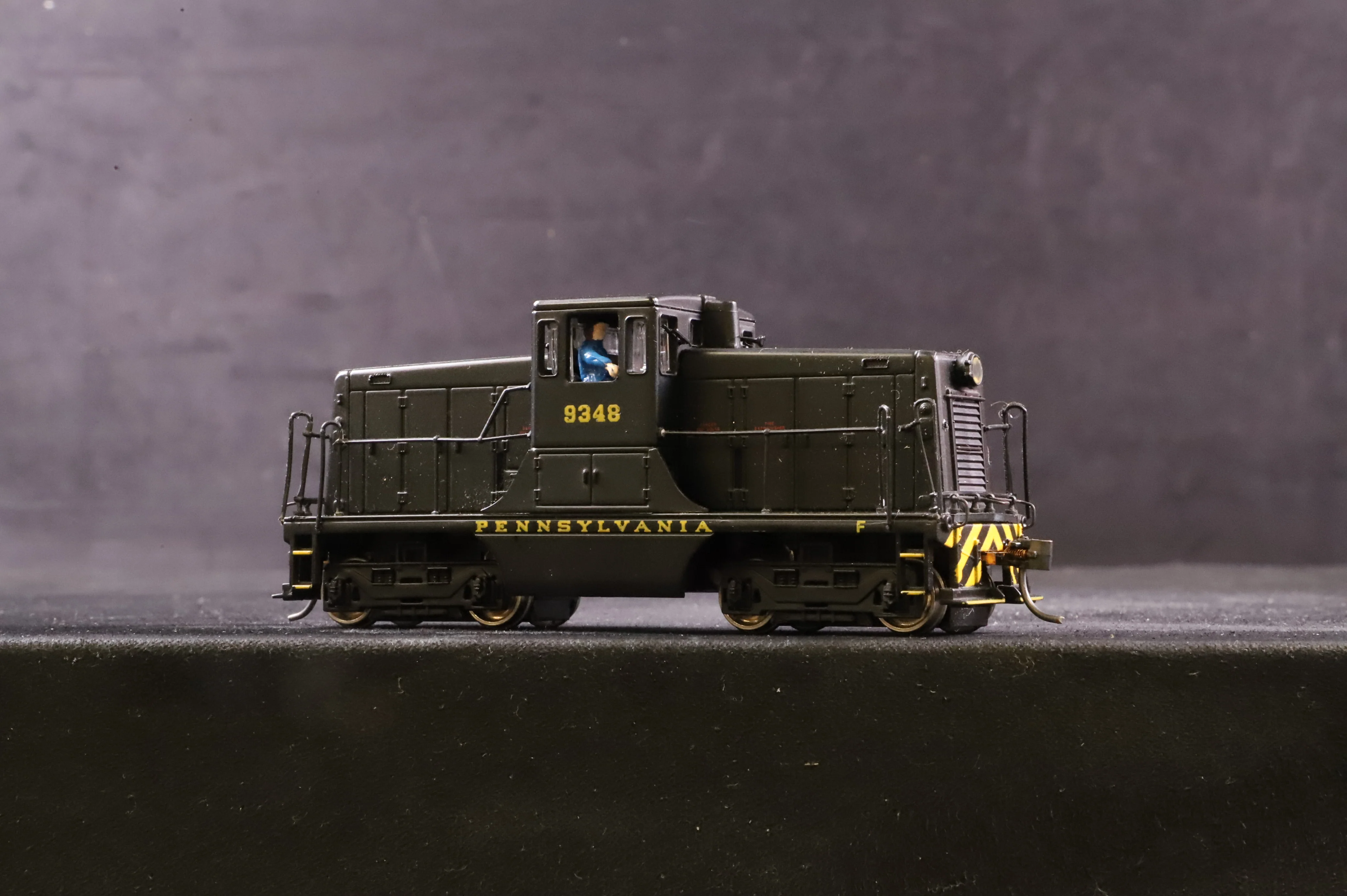 Spectrum/Bachmann HO 41-0804-14 GE 44T Stiwtcher No.9348 in Pennsylvania Black w/ Wasp Stripes - Image 5