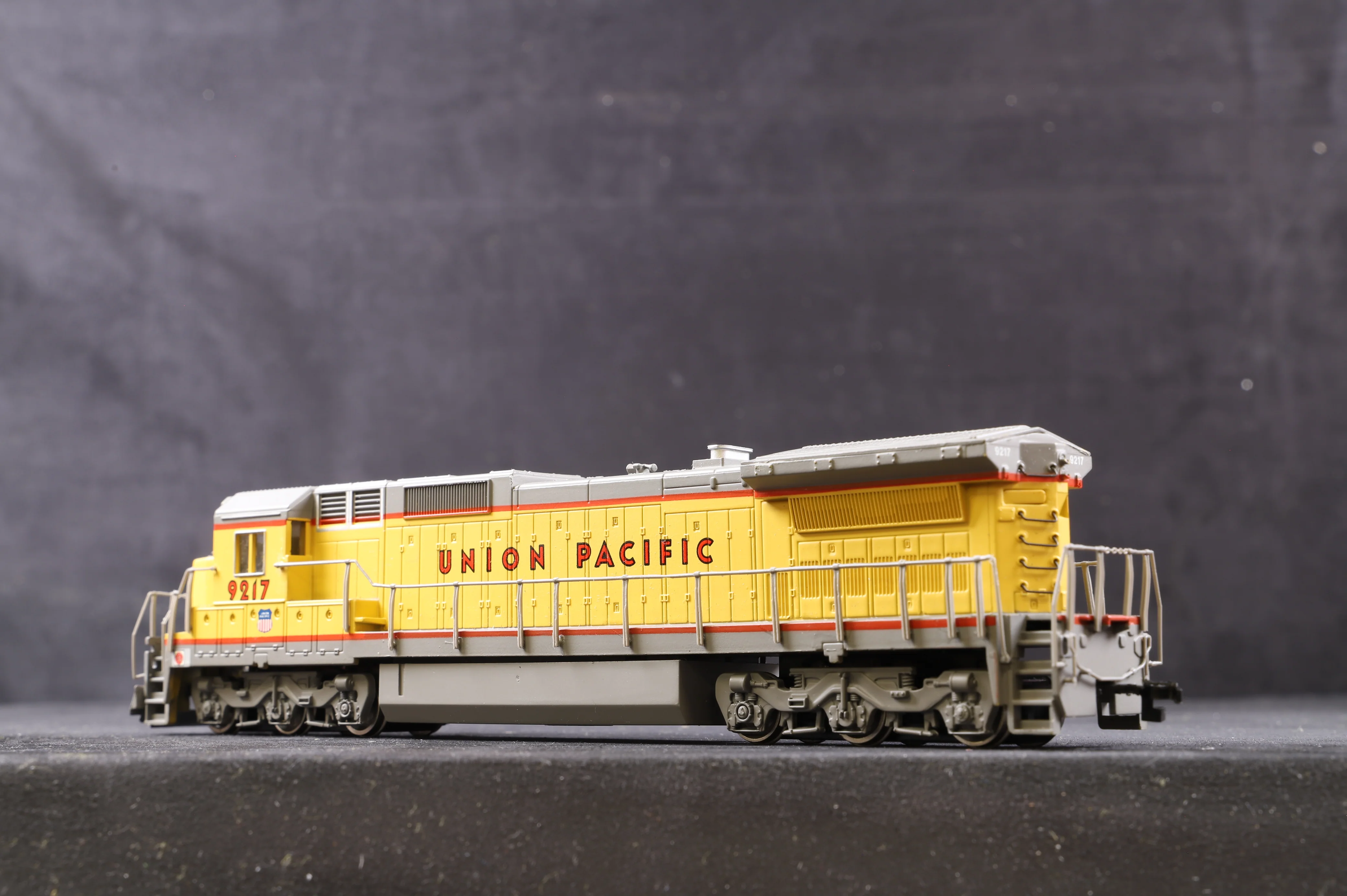 Spectrum HO 85004 Dash 8 40c Union Pacific '9217' - Image 3