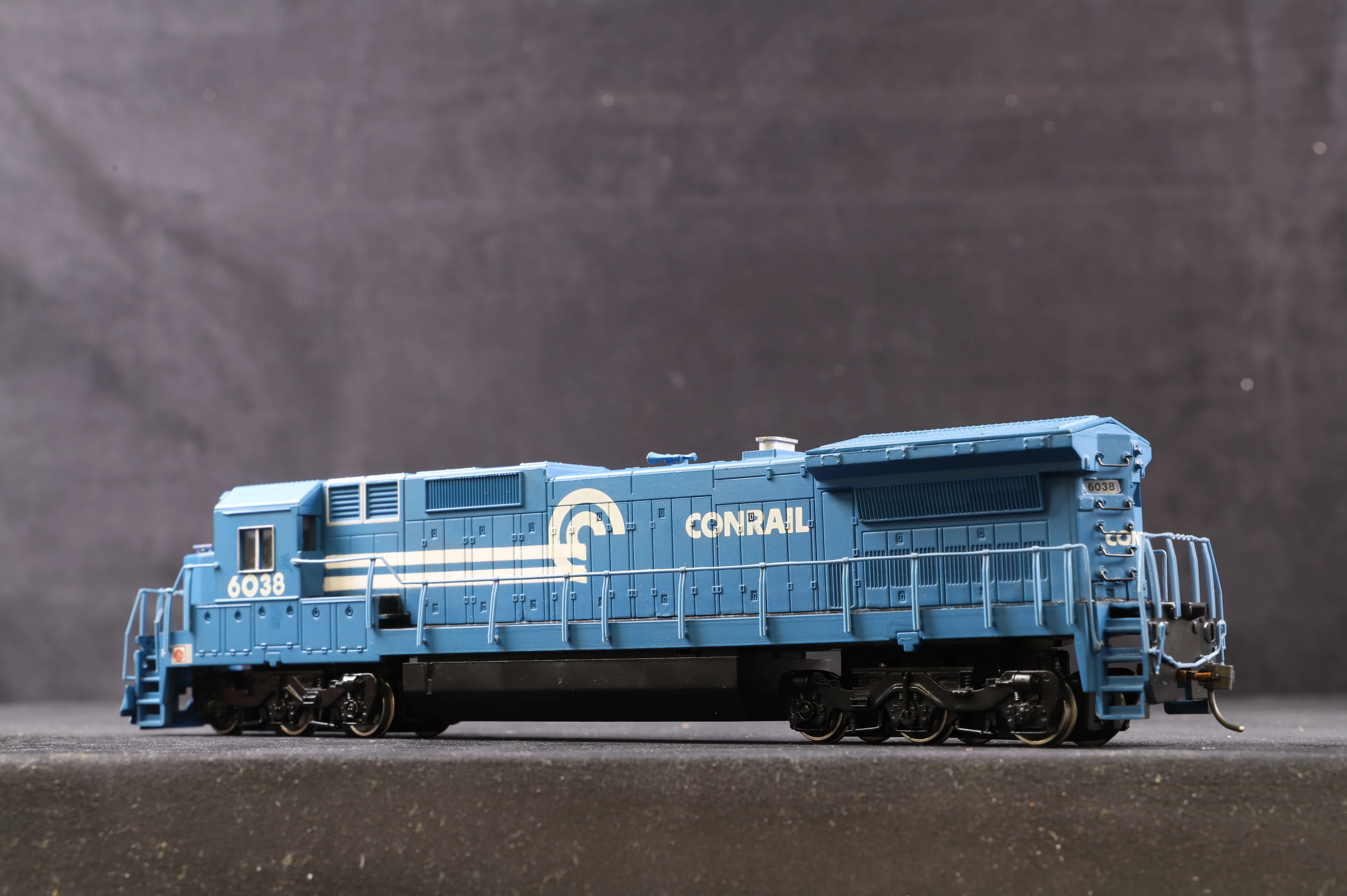 Spectrum HO 85013 GE Dash 8-4OC Diesel '6038' Contrail - Image 3