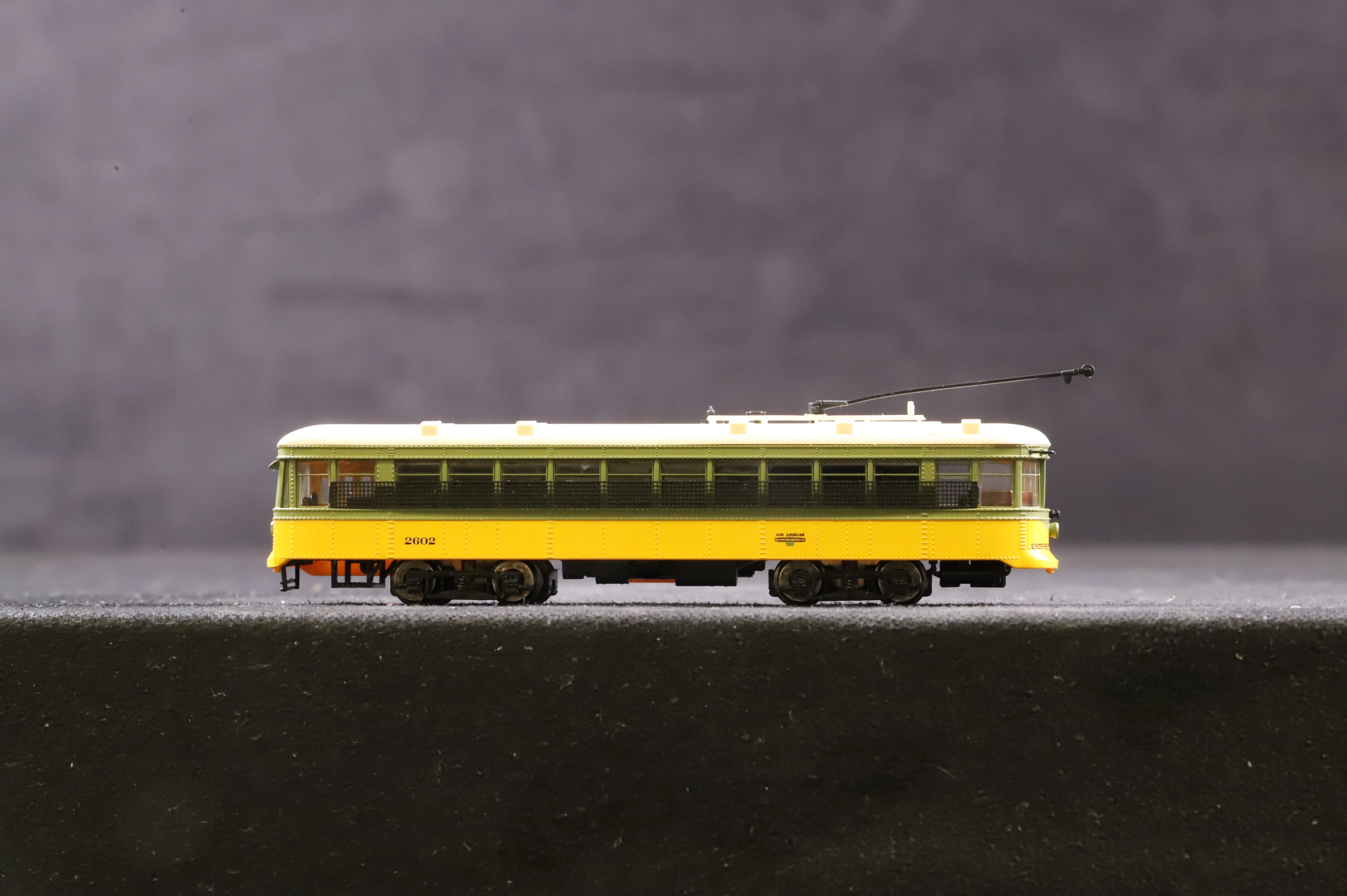 Spectrum N Gauge 84655 Peter Witt Street Car No.2602 in Los Angeles Railway Livery - Image 2
