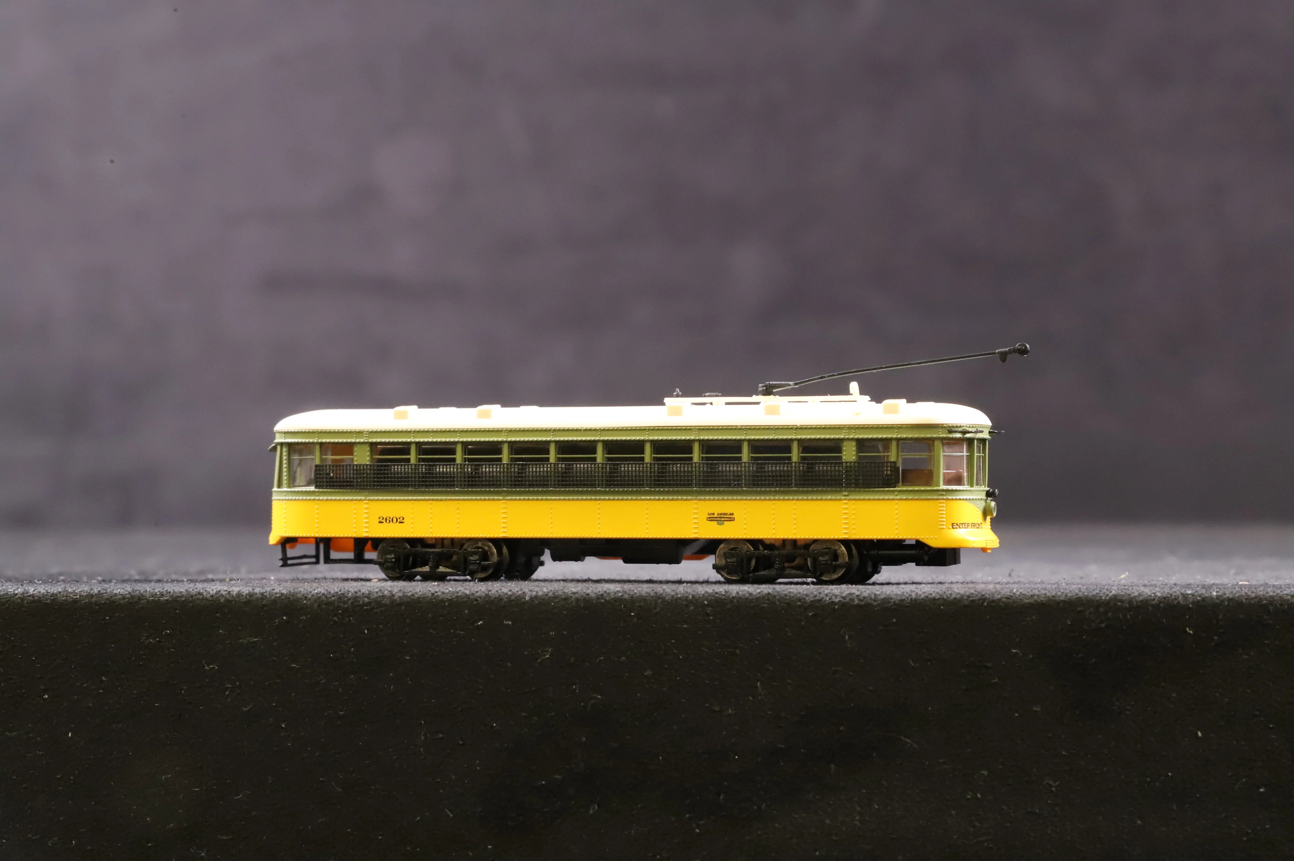 Spectrum N Gauge 84655 Peter Witt Street Car No.2602 in Los Angeles Railway Livery - Image 5