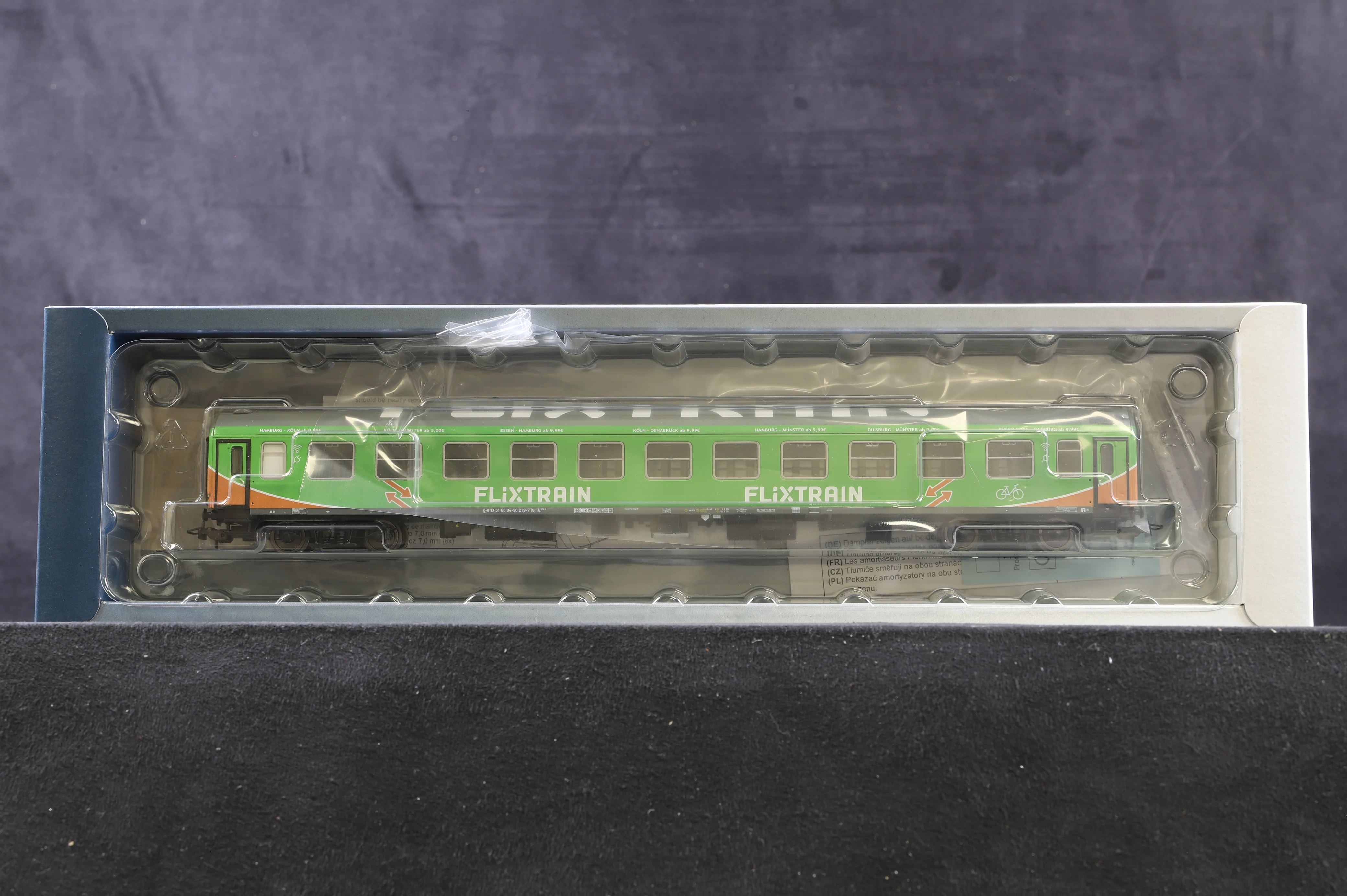 Tillig HO 70045 Pack Of 3 Flixtrain Green Coaches - Image 3