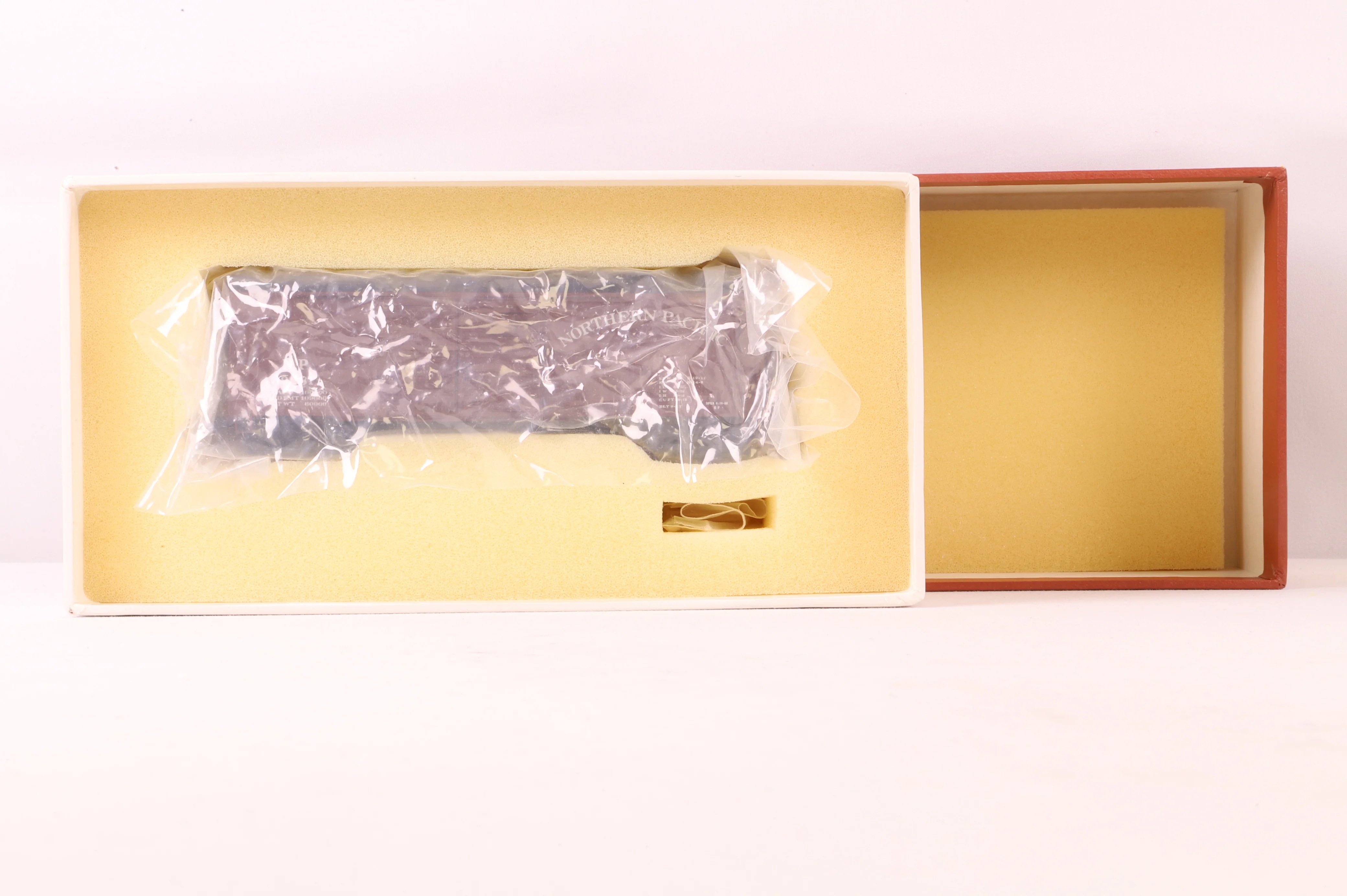 W&R Enteprises HO Brass 3235 Box Car Auto NP Round Roof Double Door 40' 1/4 '39281' - Image 3
