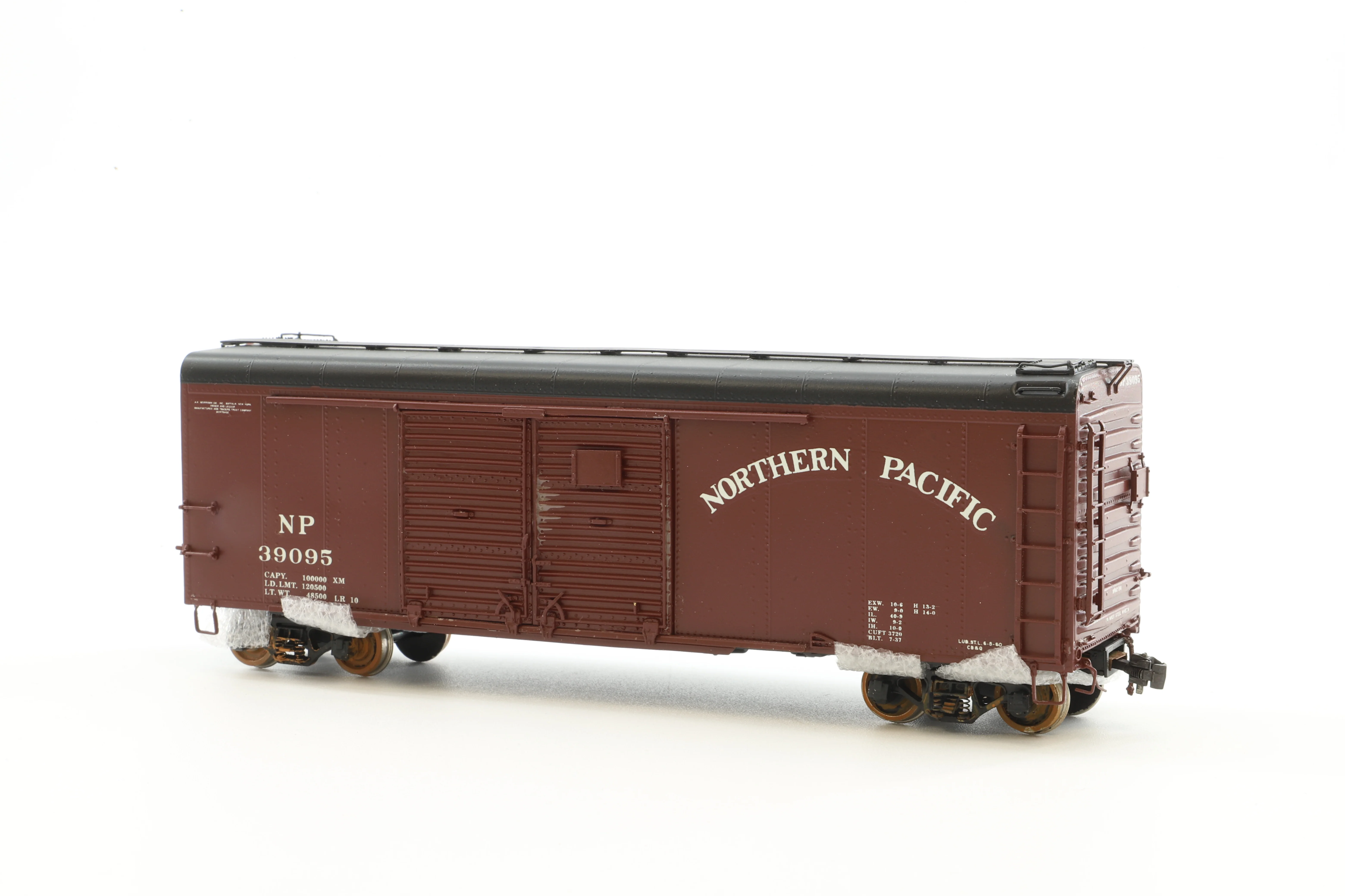 W&R Enterprises HO Brass 40' Round Roof Automobile Car No. 39095  in Northern Pacific Brown - Image 2