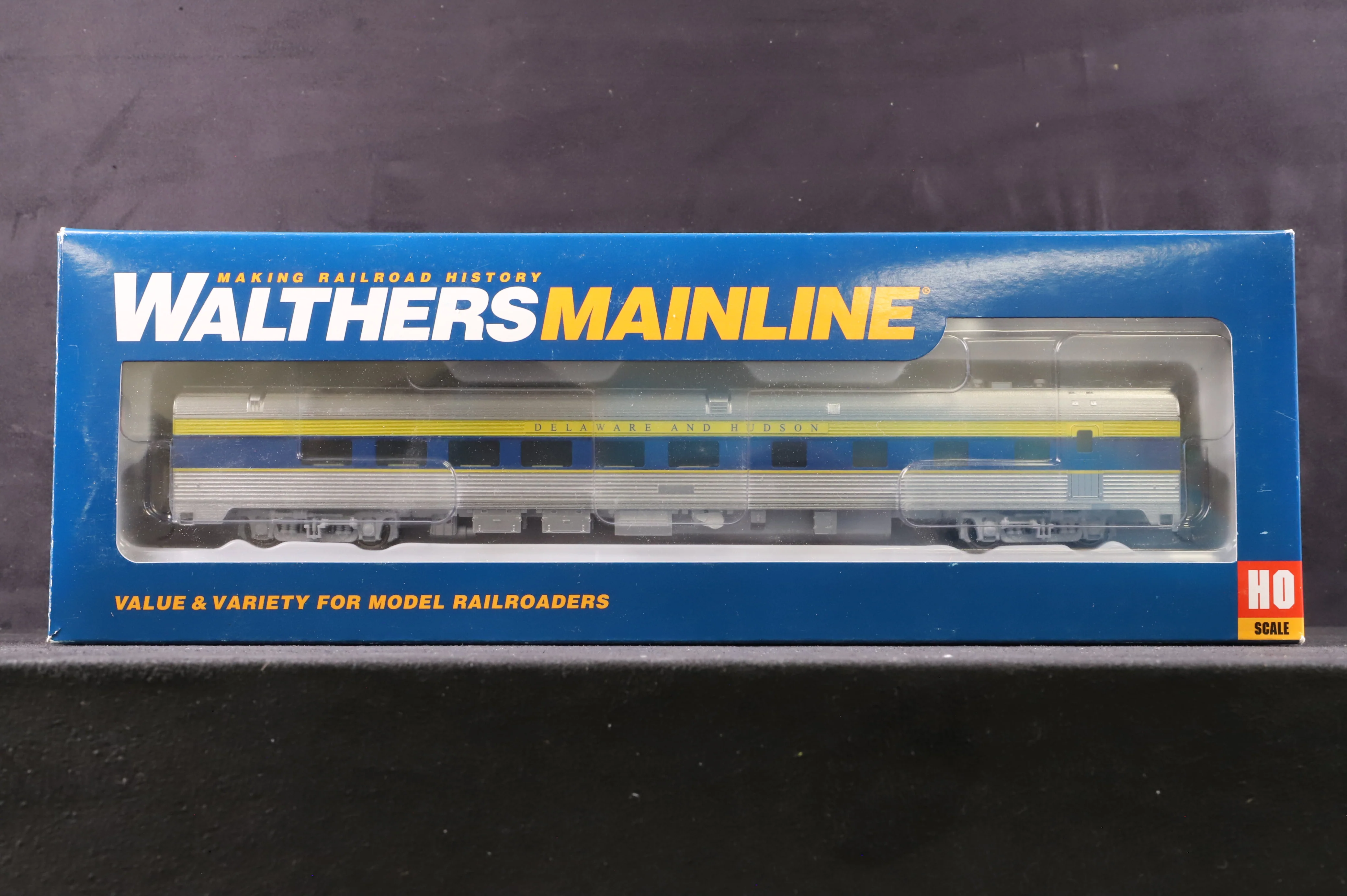 Walthers Mainline HO Rake Of 6 Delaware & Hudson 85' Budd Coaches - Image 4