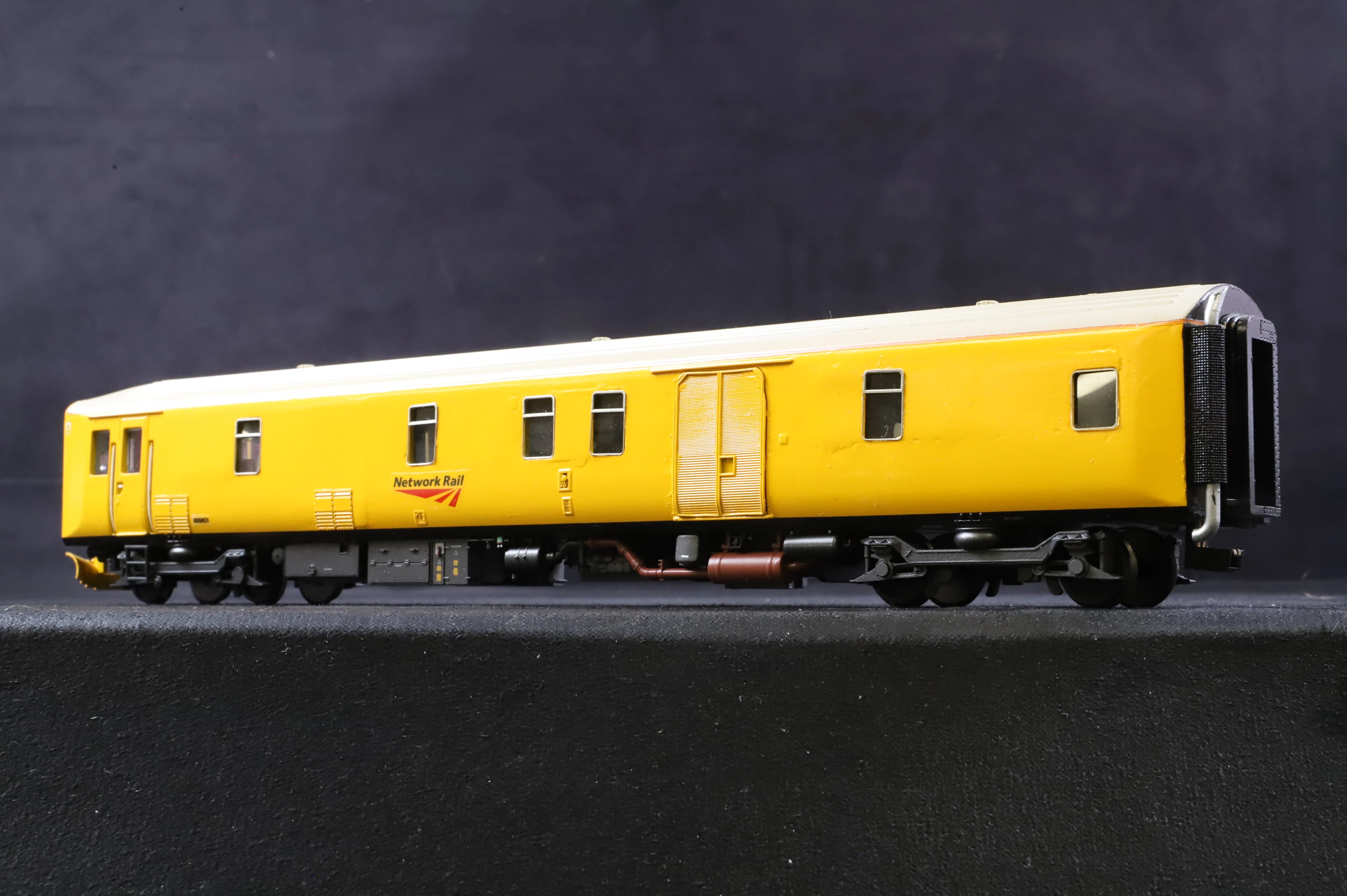 WORKSHOP Bachmann OO Class 950 2-Car DMU 950001 in Network Rail Yellow - Image 11
