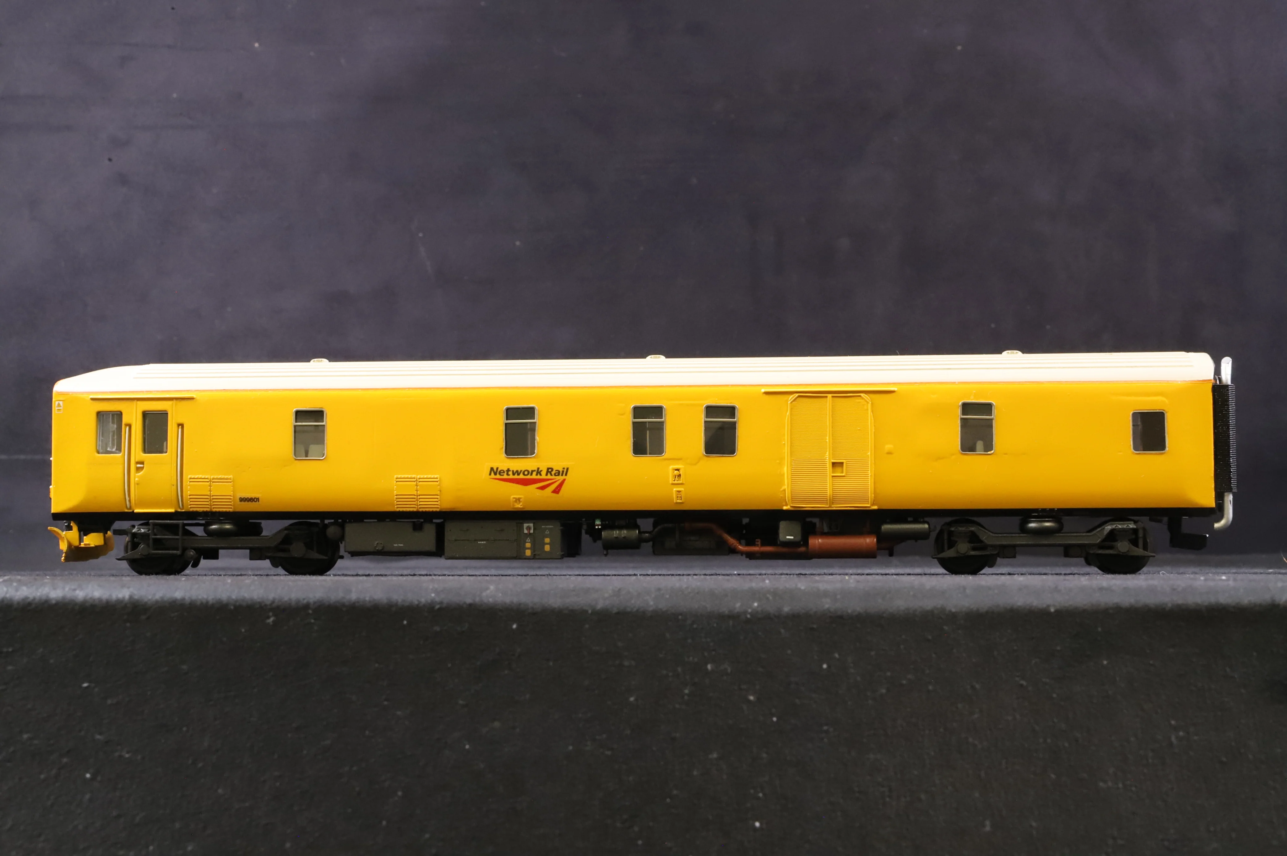 WORKSHOP Bachmann OO Class 950 2-Car DMU 950001 in Network Rail Yellow - Image 3