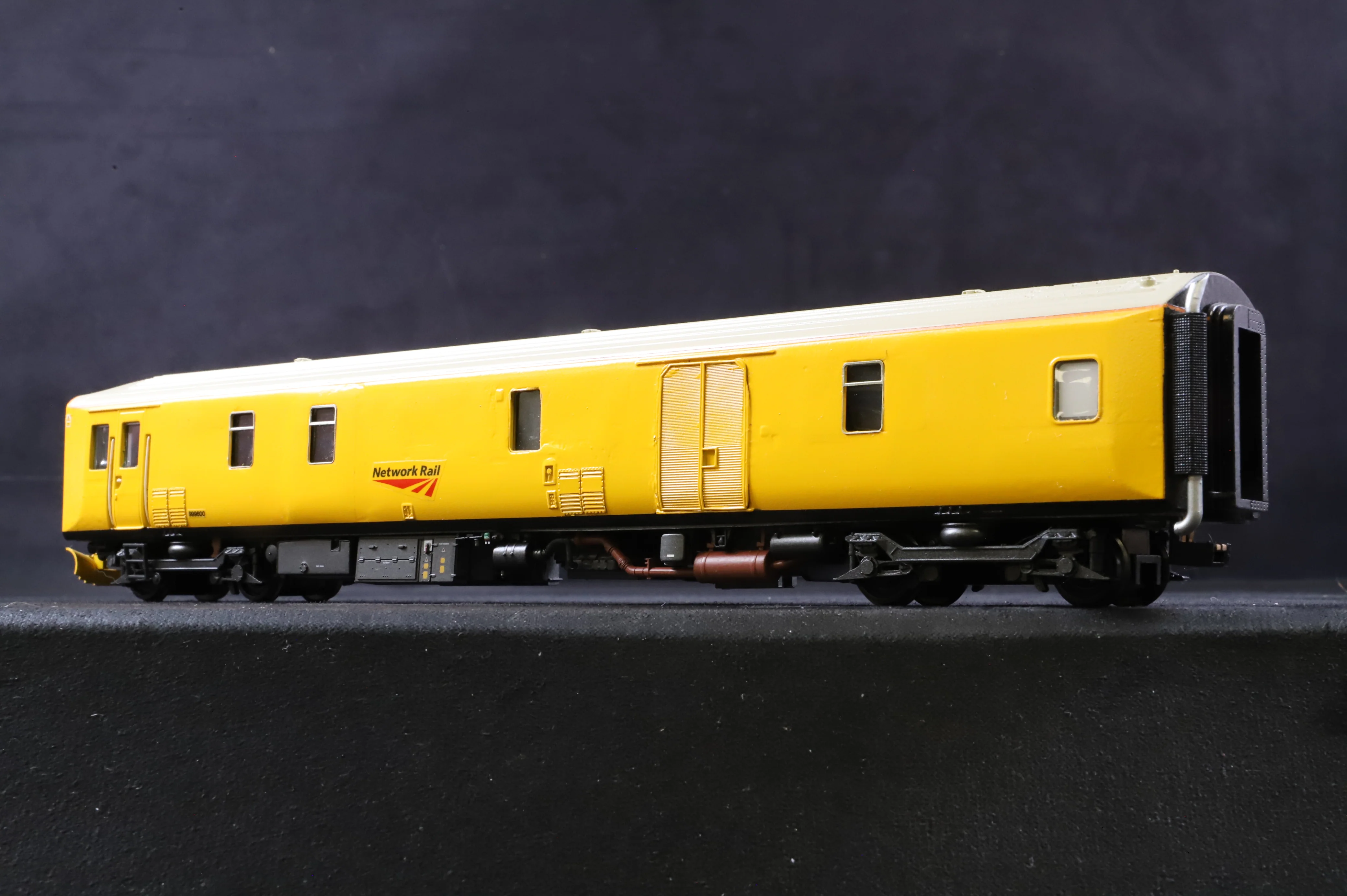 WORKSHOP Bachmann OO Class 950 2-Car DMU 950001 in Network Rail Yellow - Image 6