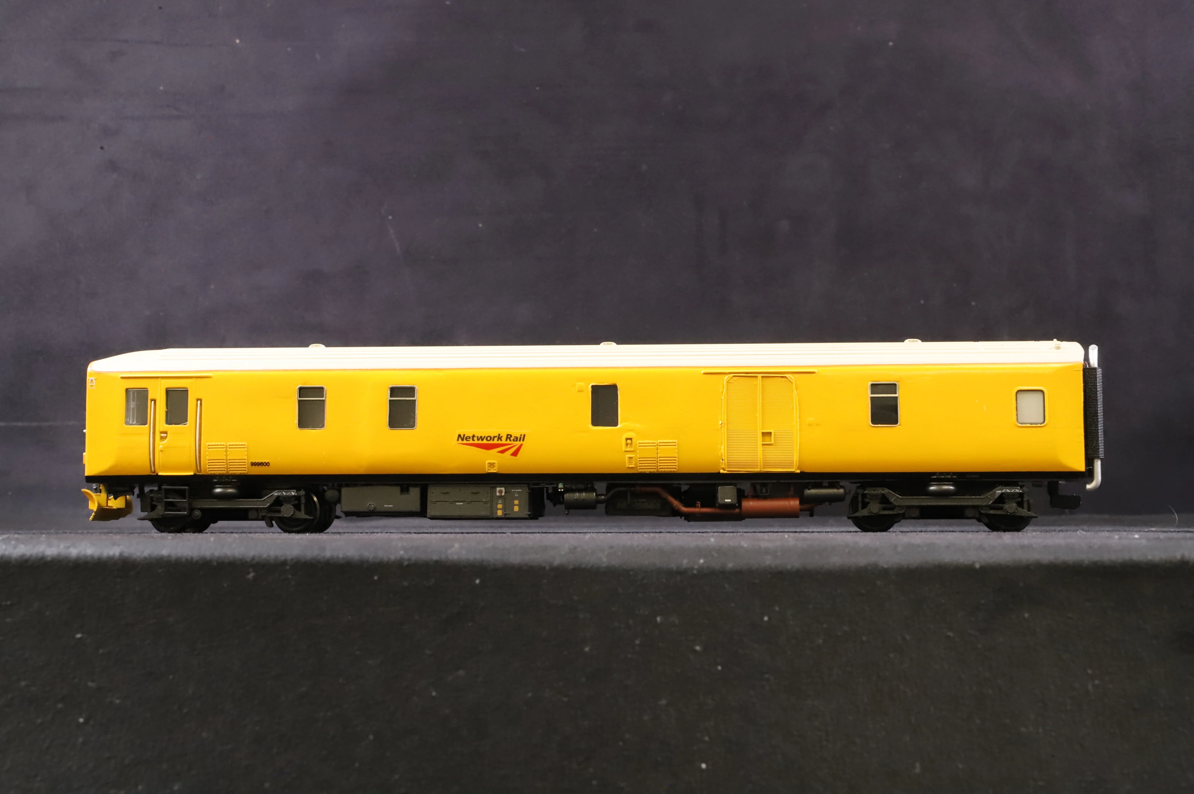 WORKSHOP Bachmann OO Class 950 2-Car DMU 950001 in Network Rail Yellow - Image 8
